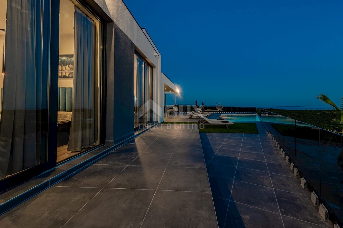 ISOLA DI PAG, NOVALJA - lussuosa villa duplex su un ampio giardino con vista sul mare