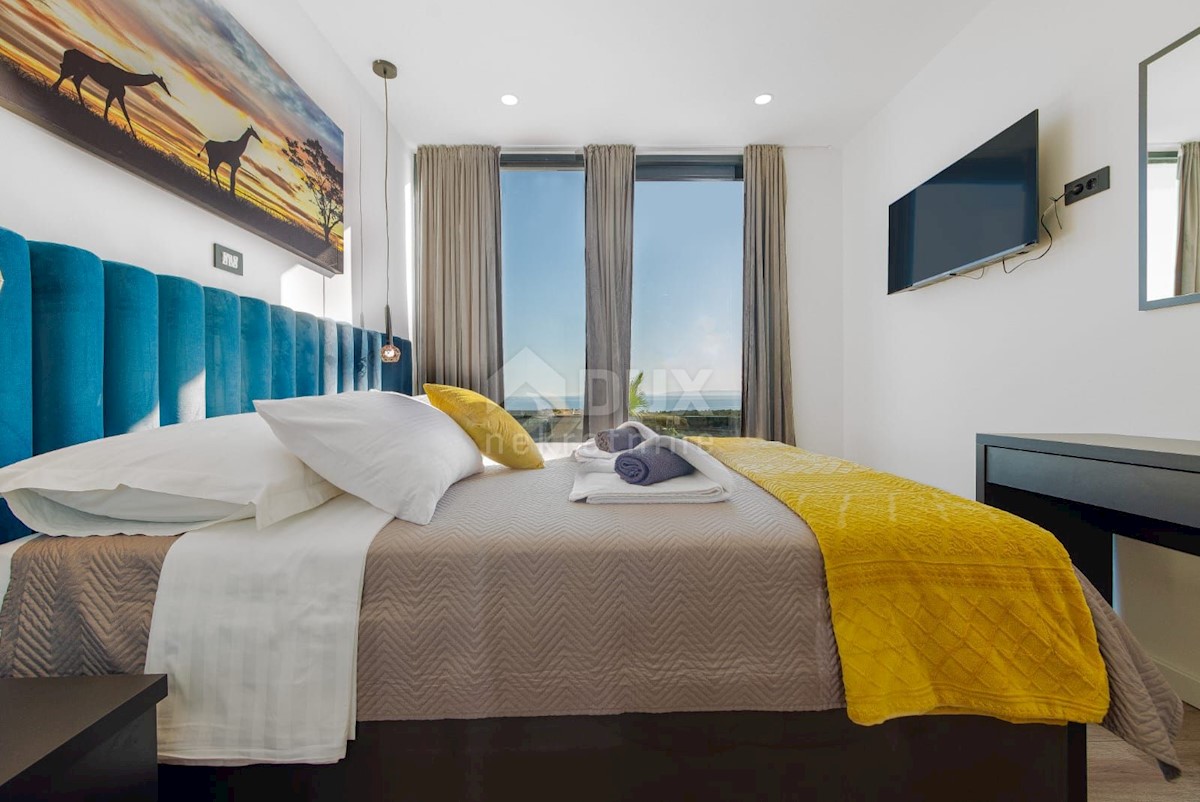 ISOLA DI PAG, NOVALJA - lussuosa villa duplex su un ampio giardino con vista sul mare