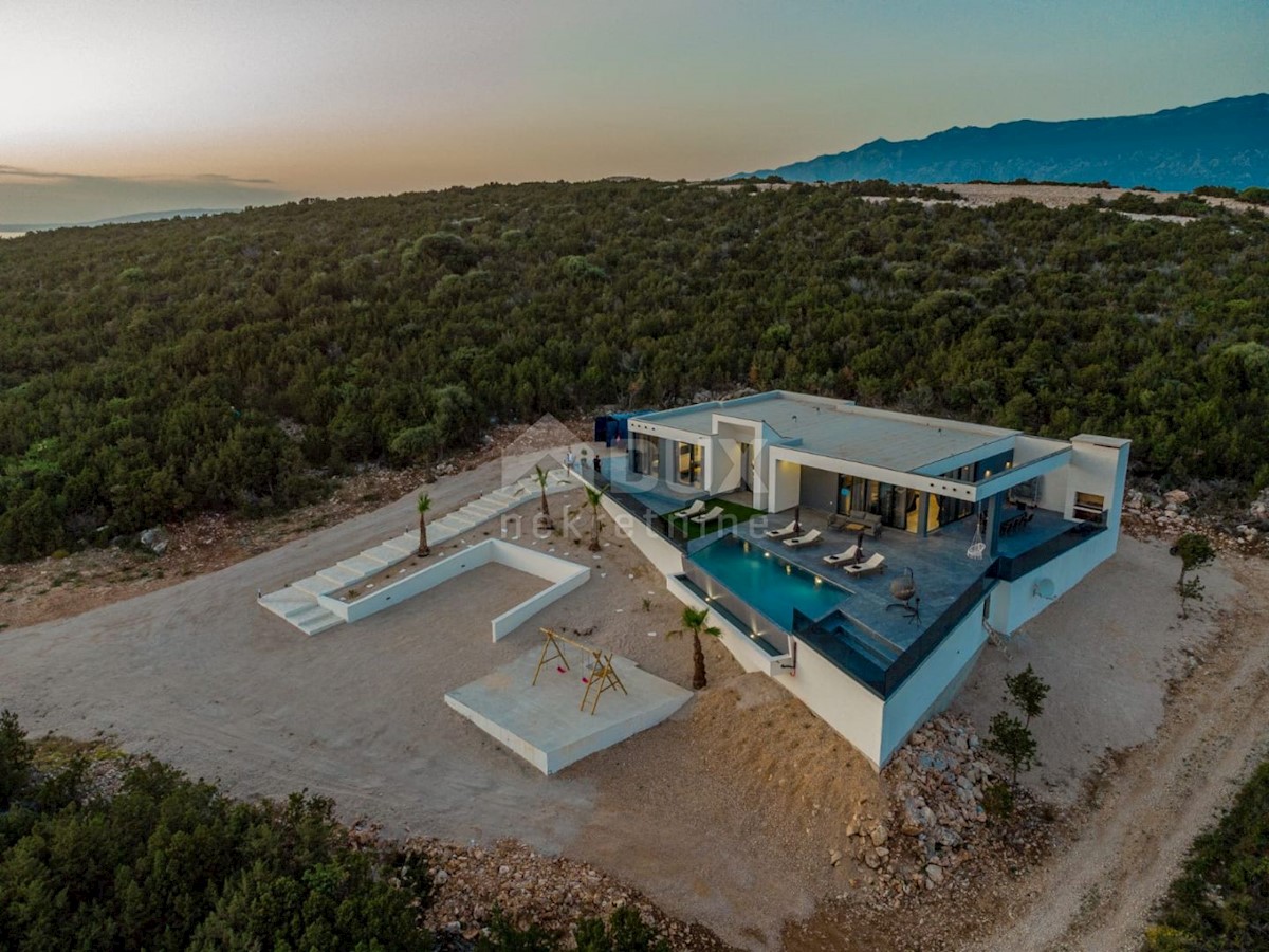 ISOLA DI PAG, NOVALJA - lussuosa villa duplex su un ampio giardino con vista sul mare