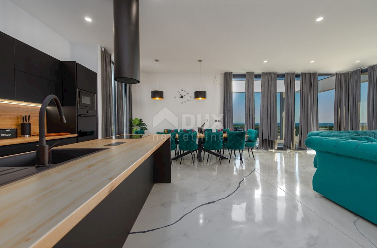 ISOLA DI PAG, NOVALJA - lussuosa villa duplex su un ampio giardino con vista sul mare