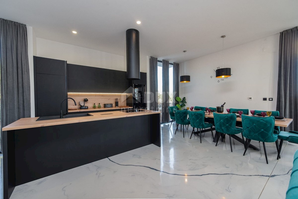 ISOLA DI PAG, NOVALJA - lussuosa villa duplex su un ampio giardino con vista sul mare