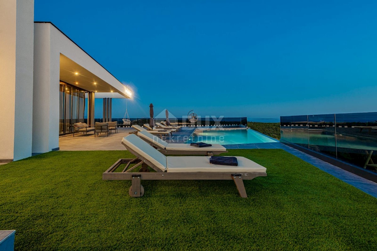 ISOLA DI PAG, NOVALJA - lussuosa villa duplex su un ampio giardino con vista sul mare