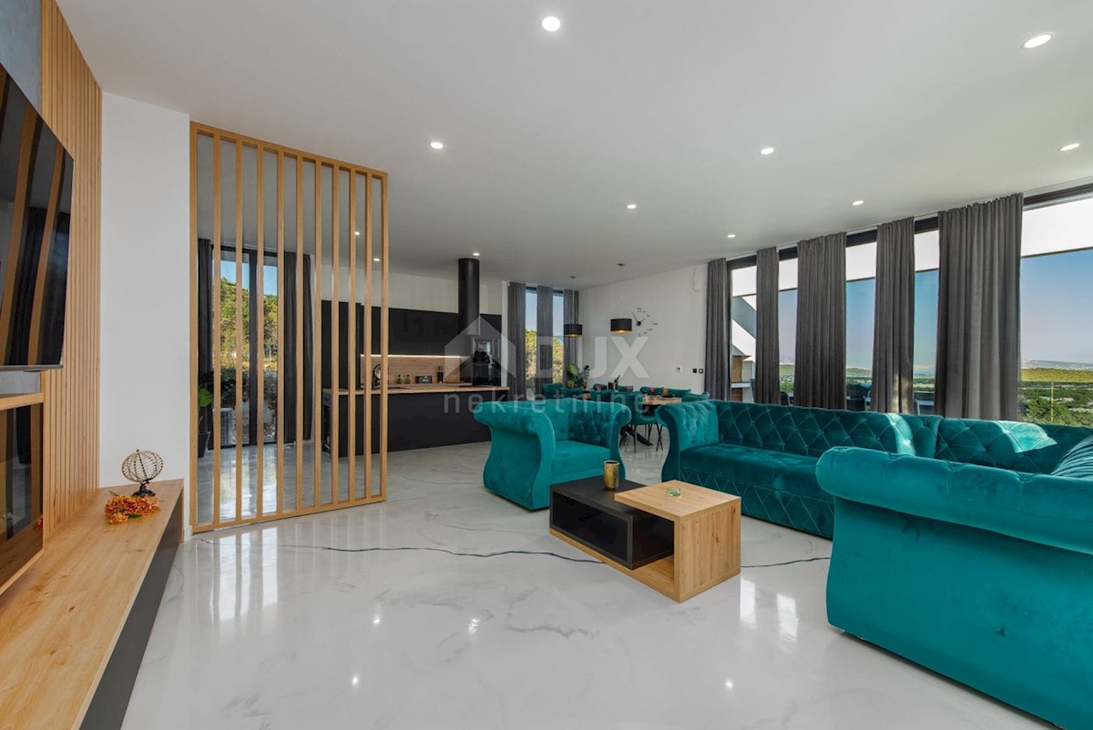 ISOLA DI PAG, NOVALJA - lussuosa villa duplex su un ampio giardino con vista sul mare