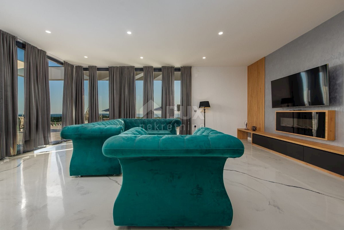 ISOLA DI PAG, NOVALJA - lussuosa villa duplex su un ampio giardino con vista sul mare