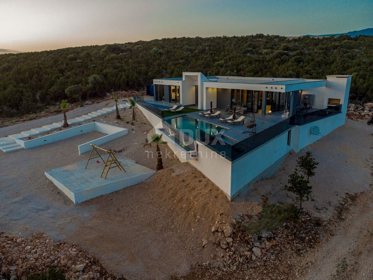 ISOLA DI PAG, NOVALJA - lussuosa villa duplex su un ampio giardino con vista sul mare