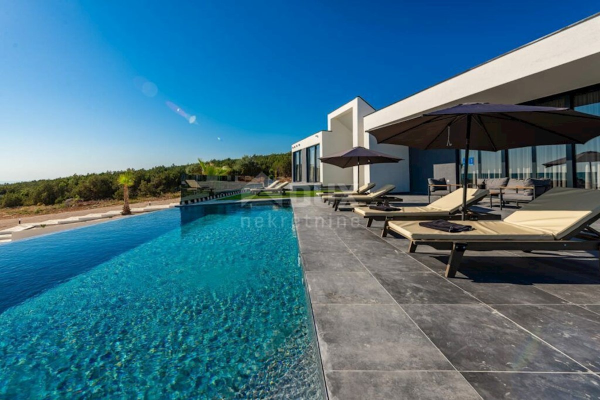 ISOLA DI PAG, NOVALJA - lussuosa villa duplex su un ampio giardino con vista sul mare