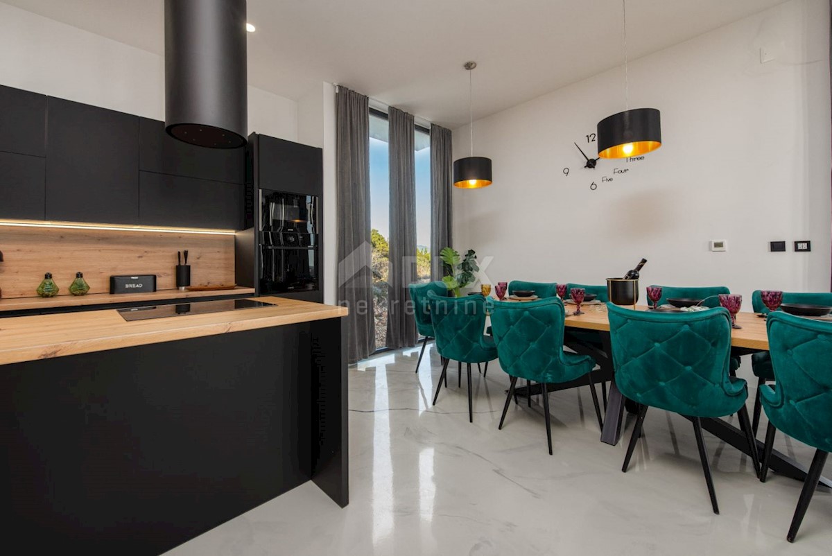 ISOLA DI PAG, NOVALJA - lussuosa villa duplex su un ampio giardino con vista sul mare