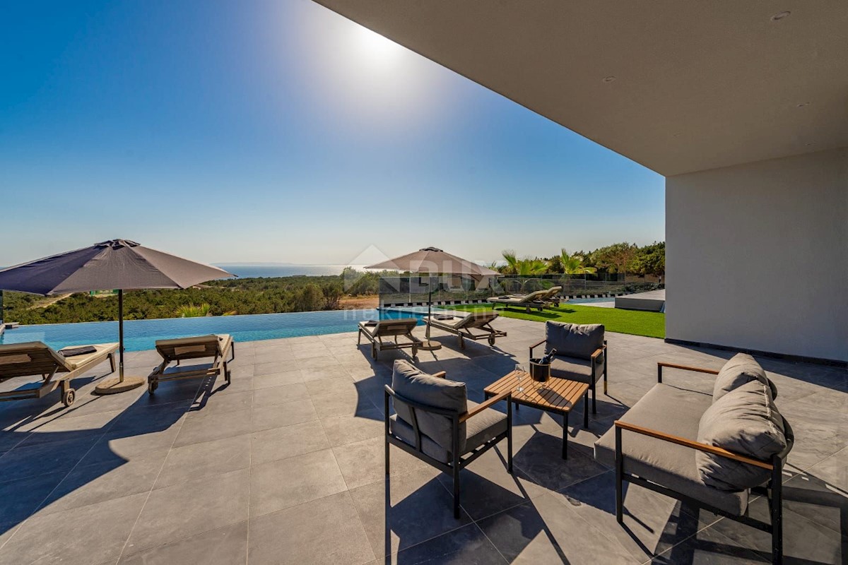 ISOLA DI PAG, NOVALJA - lussuosa villa duplex su un ampio giardino con vista sul mare