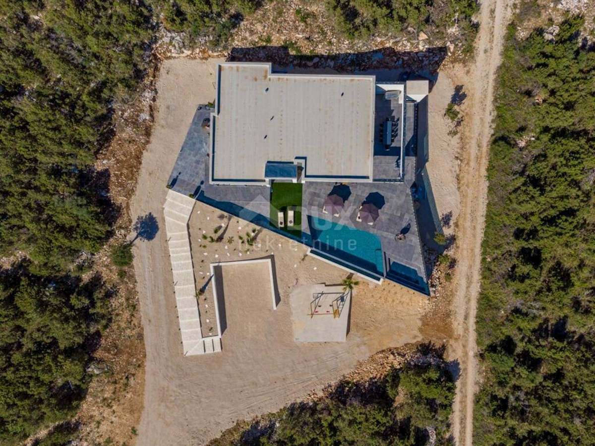 ISOLA DI PAG, NOVALJA - lussuosa villa duplex su un ampio giardino con vista sul mare