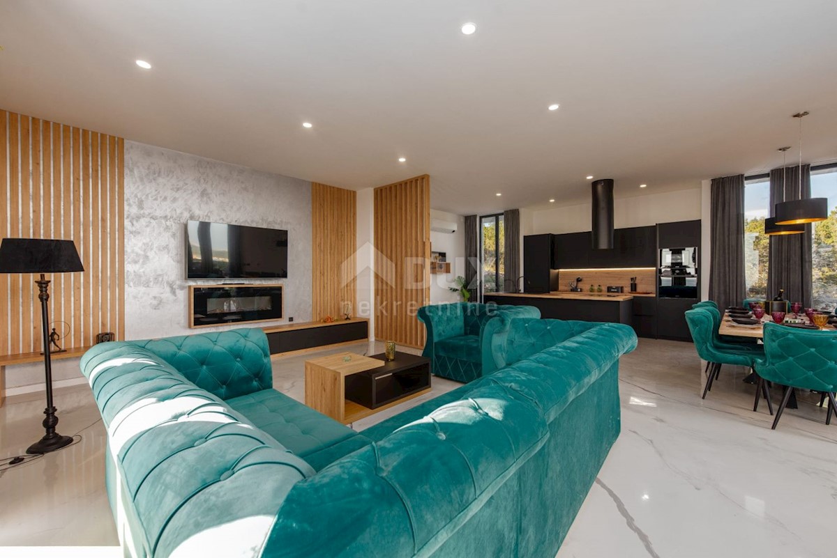 ISOLA DI PAG, NOVALJA - lussuosa villa duplex su un ampio giardino con vista sul mare