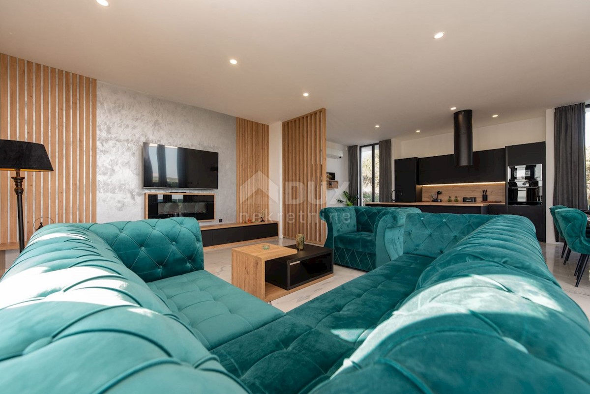 ISOLA DI PAG, NOVALJA - lussuosa villa duplex su un ampio giardino con vista sul mare