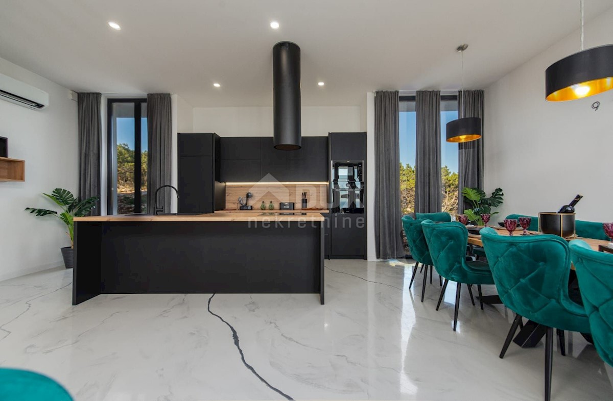 ISOLA DI PAG, NOVALJA - lussuosa villa duplex su un ampio giardino con vista sul mare