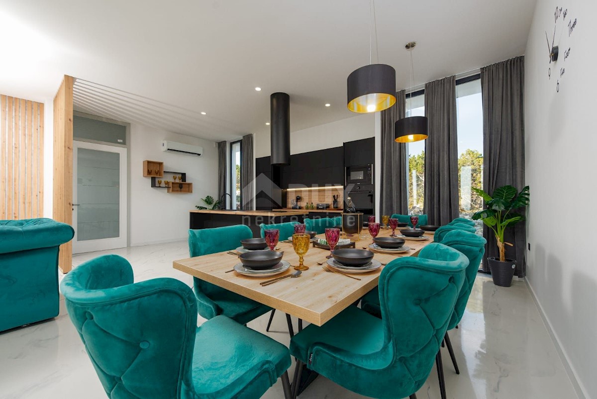 ISOLA DI PAG, NOVALJA - lussuosa villa duplex su un ampio giardino con vista sul mare
