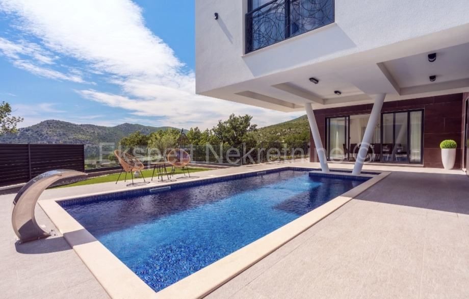 Omiš, Gata, villa indipendente 320m2 con piscina 32m2 su terreno 580m2