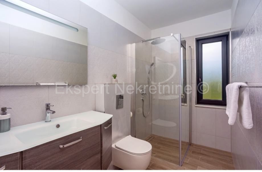 Omiš, Gata, villa indipendente 320m2 con piscina 32m2 su terreno 580m2