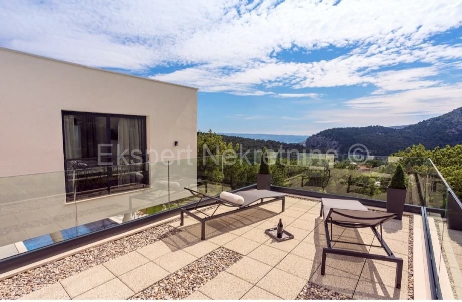 Omiš, Gata, villa indipendente 320m2 con piscina 32m2 su terreno 580m2