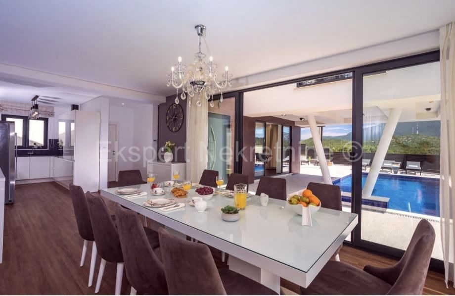 Omiš, Gata, villa indipendente 320m2 con piscina 32m2 su terreno 580m2