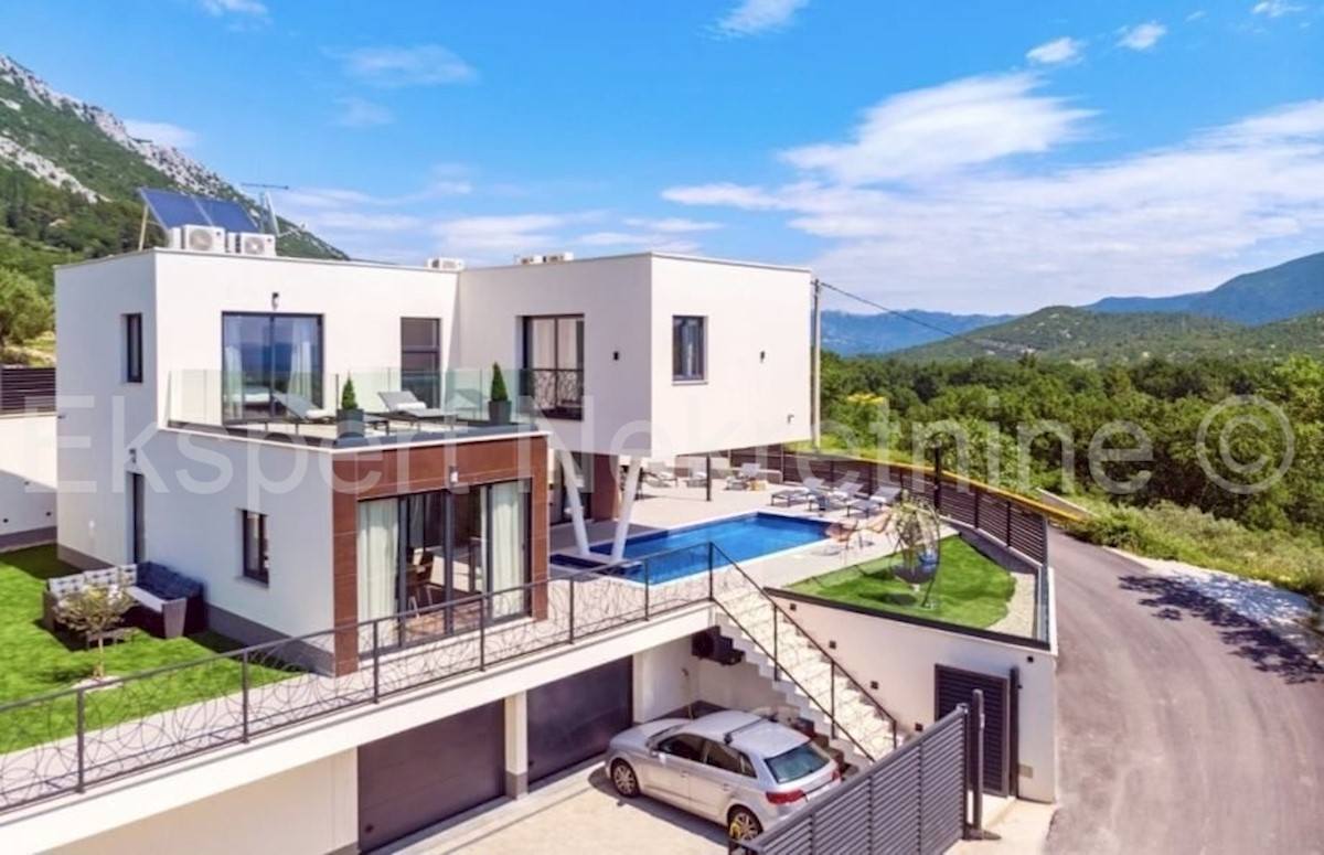 Omiš, Gata, villa indipendente 320m2 con piscina 32m2 su terreno 580m2