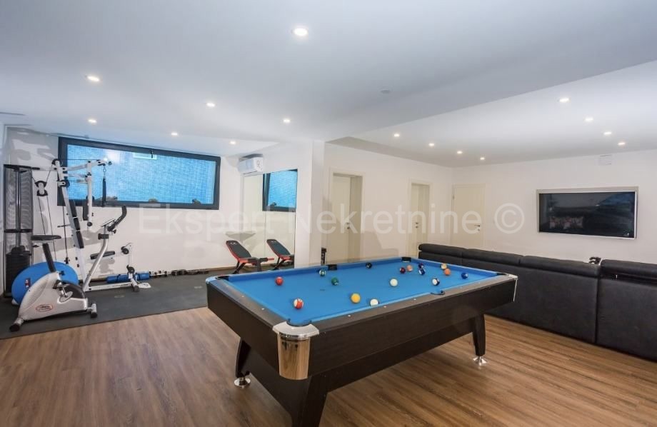 Omiš, Gata, villa indipendente 320m2 con piscina 32m2 su terreno 580m2