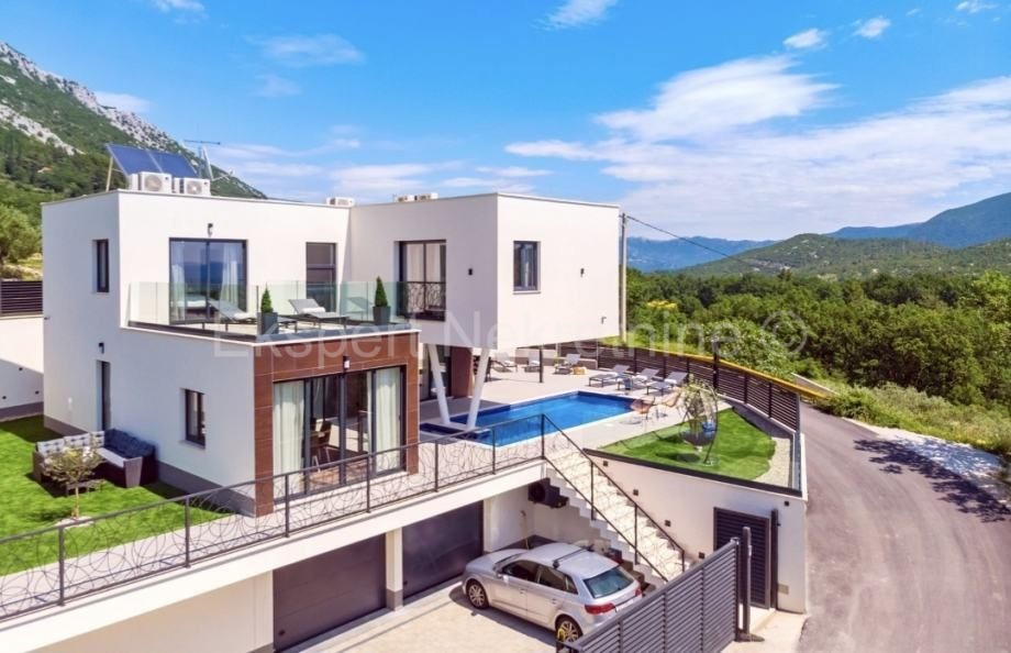 Omiš, Gata, villa indipendente 320m2 con piscina 32m2 su terreno 580m2