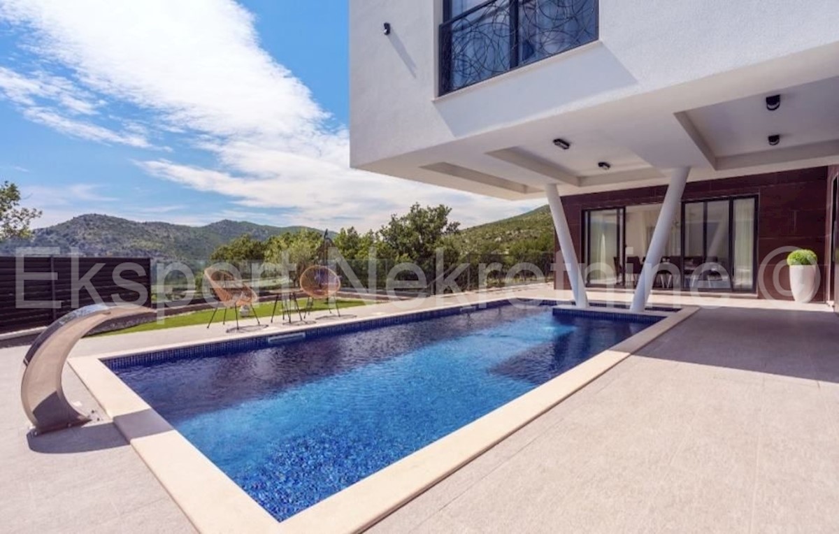 Omiš, Gata, villa indipendente 320m2 con piscina 32m2 su terreno 580m2