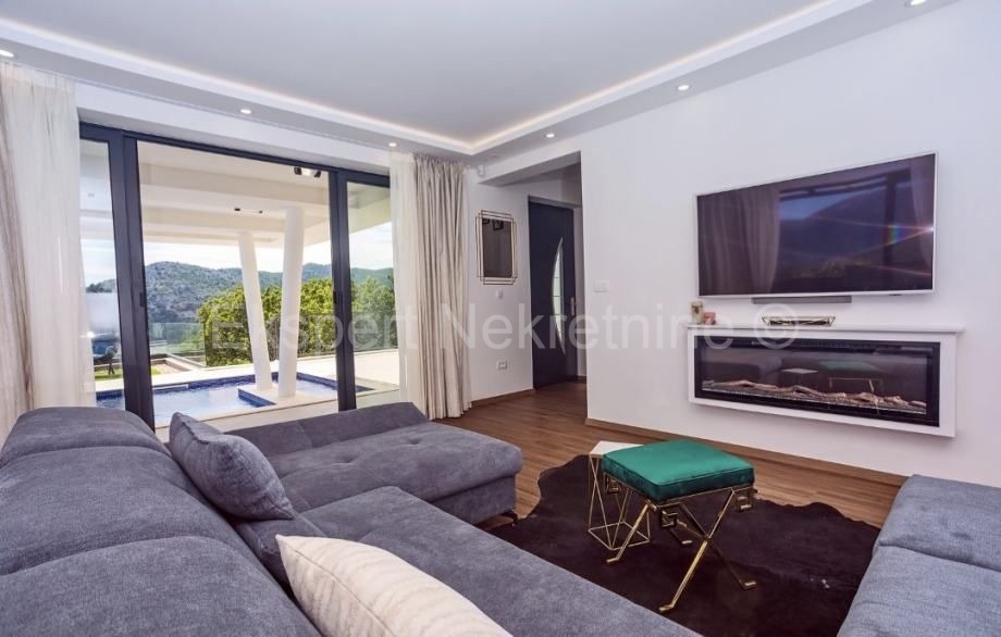 Omiš, Gata, villa indipendente 320m2 con piscina 32m2 su terreno 580m2