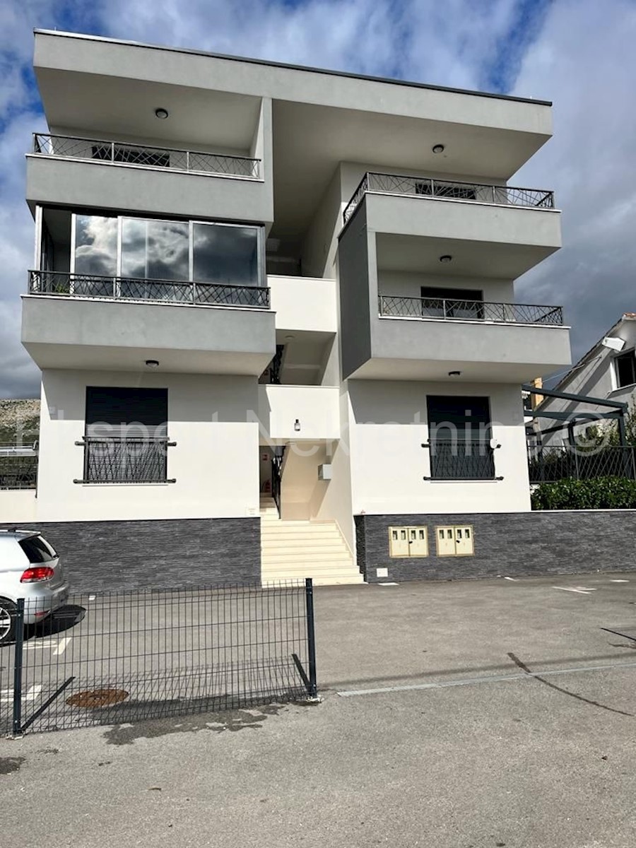 Trogir, Zweizimmerwohnung 58m2 mit Parkplatz, möbliert in einem Neubau