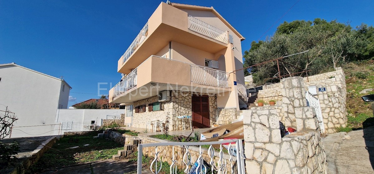 Čiovo,Okrug G, casa indipendente 250 m2, con 3 appartamenti, a 120 m dal mare