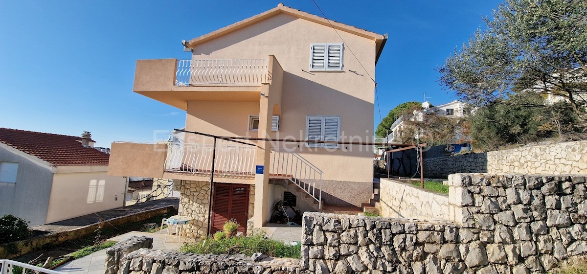 Čiovo,Okrug G, casa indipendente 250 m2, con 3 appartamenti, a 120 m dal mare