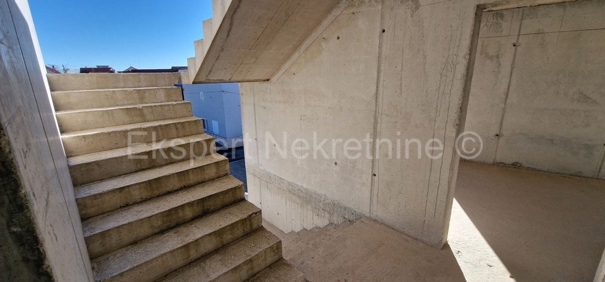 Čiovo,Okrug G, casa indipendente 250 m2, con 3 appartamenti, a 120 m dal mare