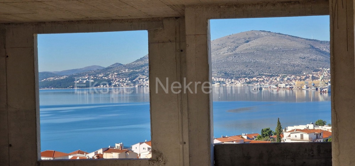 Čiovo,Okrug G, casa indipendente 250 m2, con 3 appartamenti, a 120 m dal mare