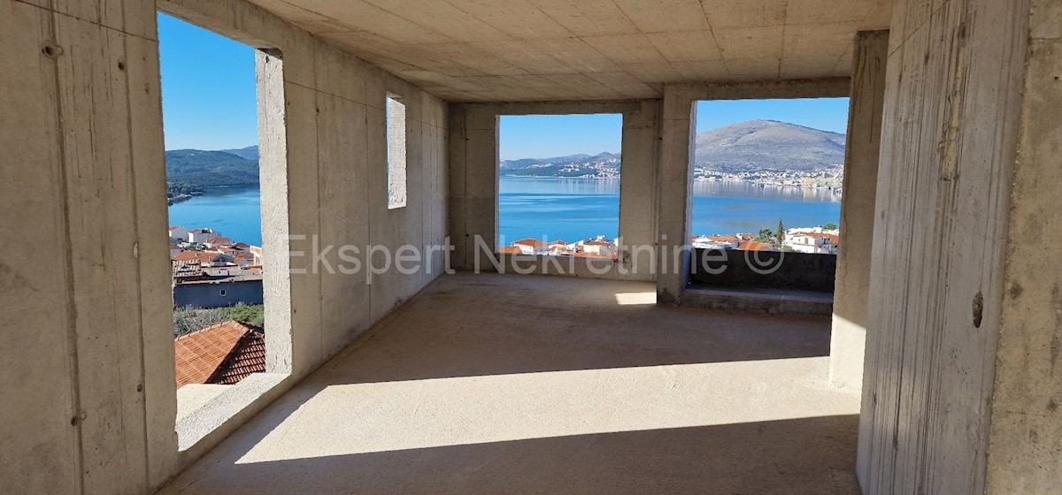 Čiovo,Okrug G, casa indipendente 250 m2, con 3 appartamenti, a 120 m dal mare