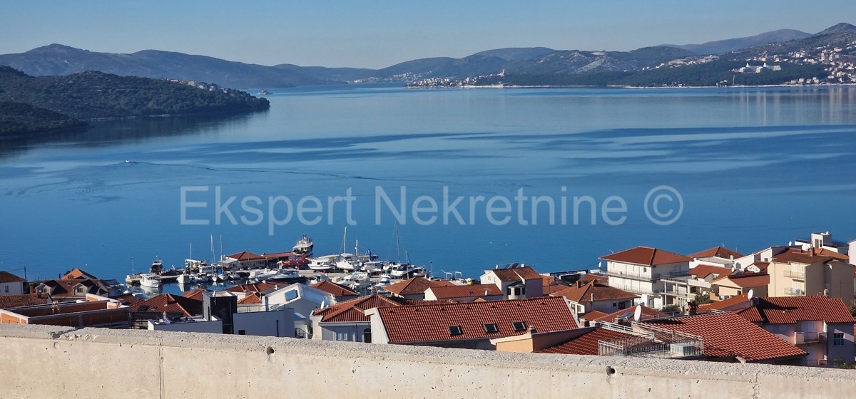 Čiovo,Okrug G, casa indipendente 250 m2, con 3 appartamenti, a 120 m dal mare