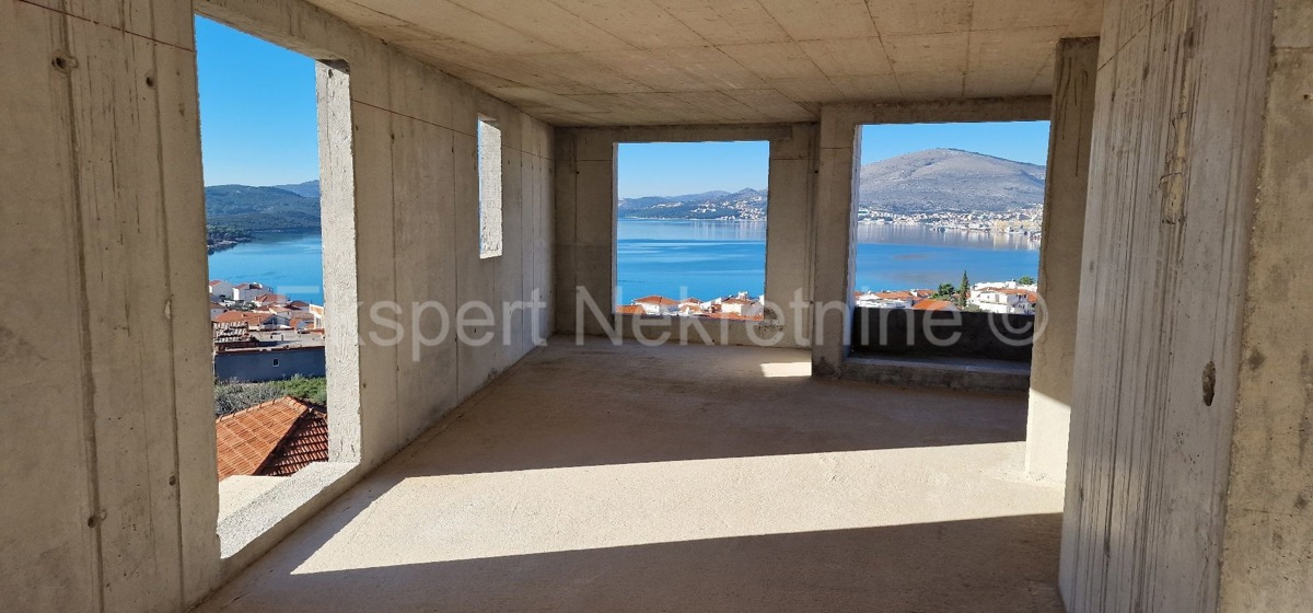 Čiovo,Okrug G, casa indipendente 250 m2, con 3 appartamenti, a 120 m dal mare