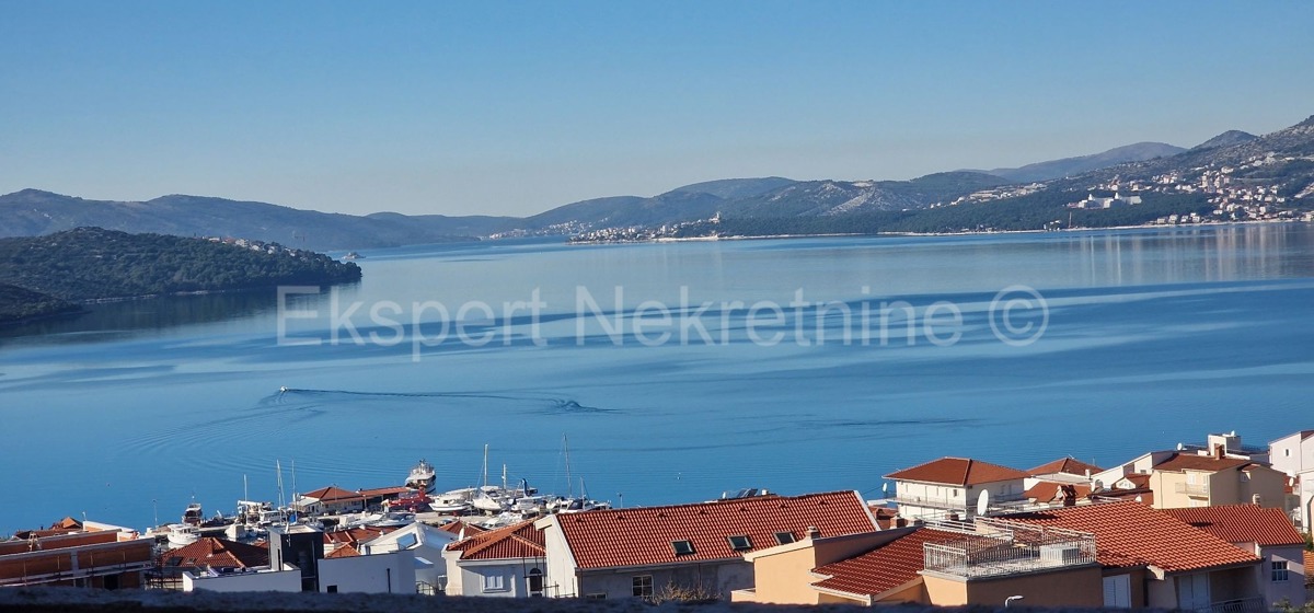 Čiovo,Okrug G, casa indipendente 250 m2, con 3 appartamenti, a 120 m dal mare