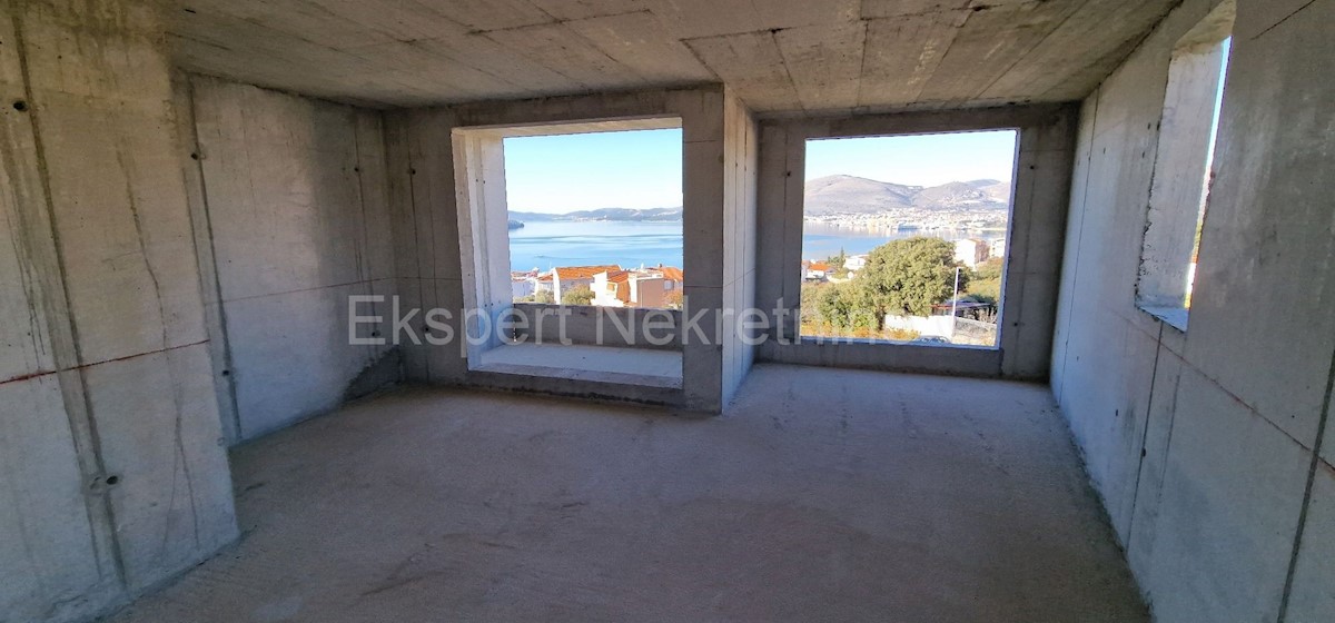 Čiovo,Okrug G, casa indipendente 250 m2, con 3 appartamenti, a 120 m dal mare