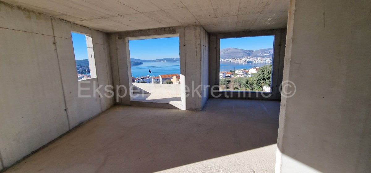 Čiovo,Okrug G, casa indipendente 250 m2, con 3 appartamenti, a 120 m dal mare