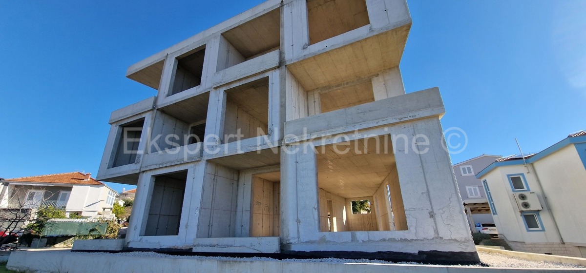 Čiovo,Okrug G, casa indipendente 250 m2, con 3 appartamenti, a 120 m dal mare