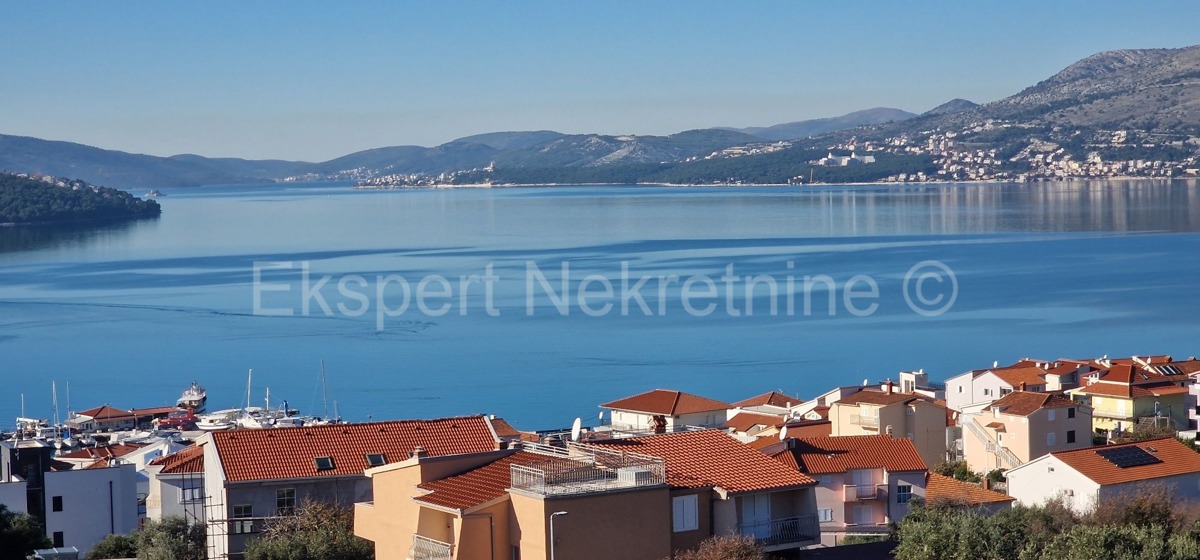 Čiovo,Okrug G, casa indipendente 250 m2, con 3 appartamenti, a 120 m dal mare