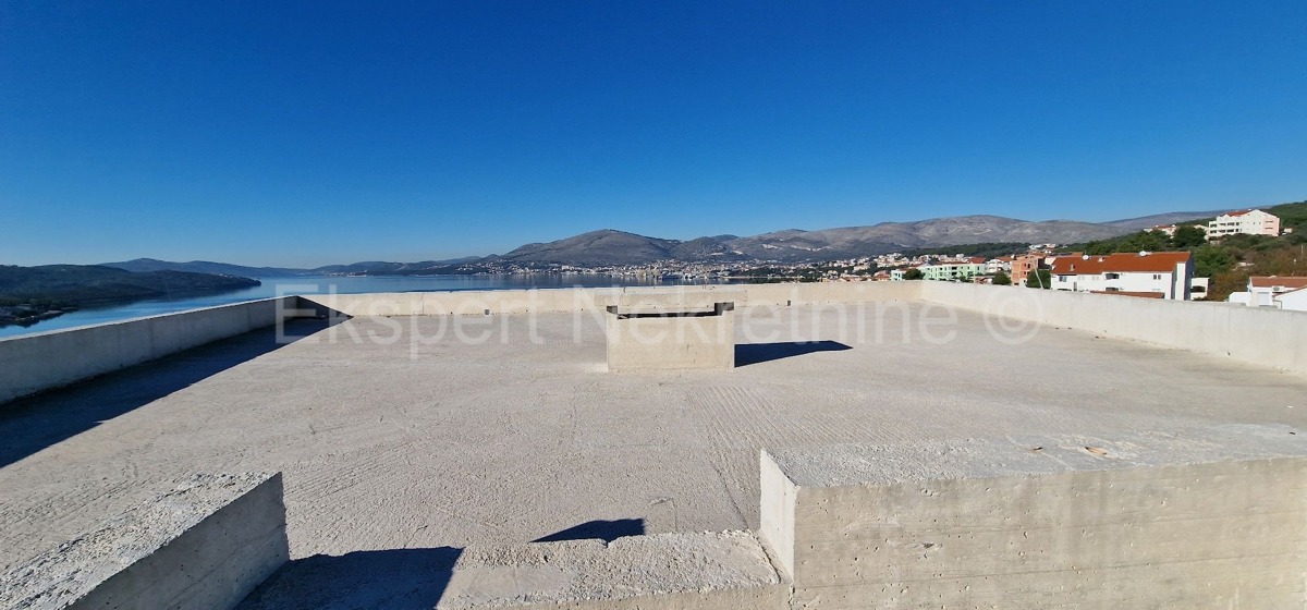 Čiovo,Okrug G, casa indipendente 250 m2, con 3 appartamenti, a 120 m dal mare