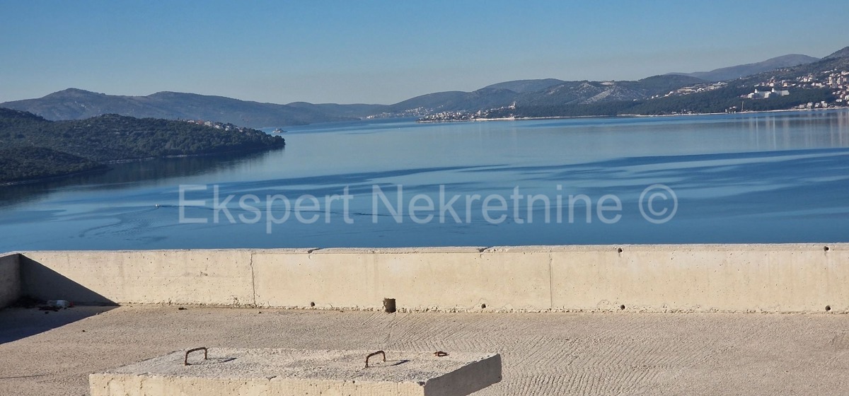 Čiovo,Okrug G, casa indipendente 250 m2, con 3 appartamenti, a 120 m dal mare