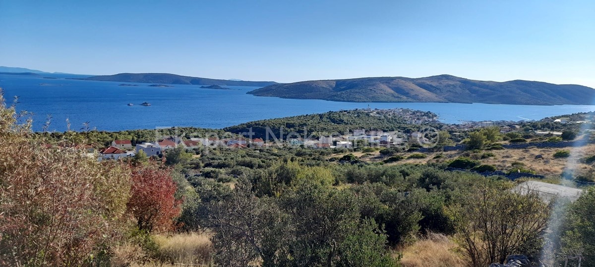 Seget G., terreno edificabile di 749 m2 con vista mare, a 1 km dal mare