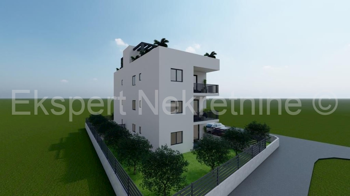 Čiovo, Okrug Gornji, appartamento bilocale 54 m2 con ampio giardino 140 m2, Novogr.e