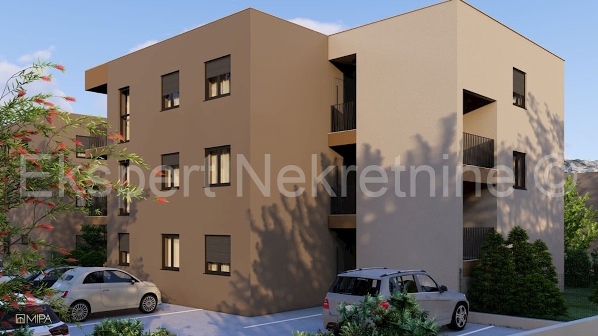 Trogir, appartamento di 2 locali 77 m2 + 50 m2 di giardino, di nuova costruzione, vicino al centro