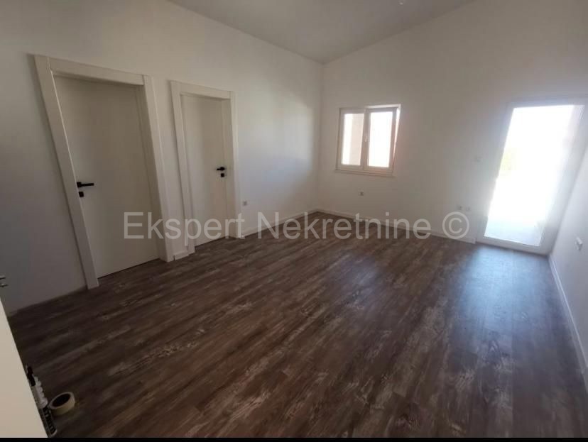 Rogoznica, 3 appartamenti 120 m2 al secondo piano di una nuova costruzione, a 100 m dalla spiaggia