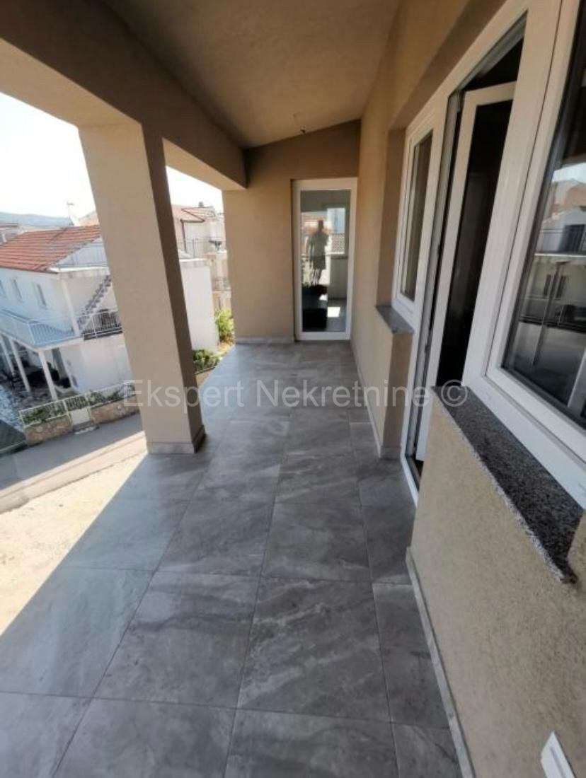 Rogoznica, 3 appartamenti 120 m2 al secondo piano di una nuova costruzione, a 100 m dalla spiaggia