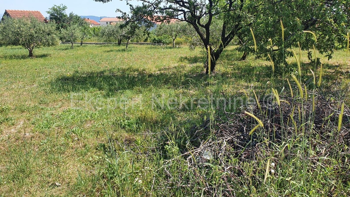 Kaštel Novi, terreno edificabile di 1367 m2 vicino all'autostrada