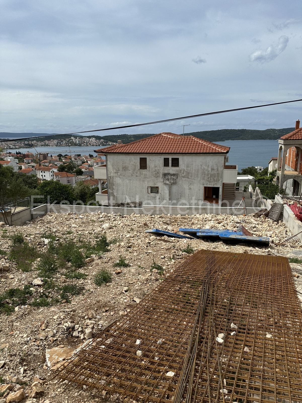 Trogir, Marinova Draga, terreno edificabile con permesso, 400 metri dal mare