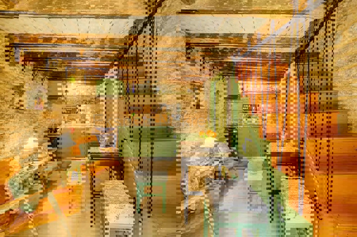 K. Sućurac, casa a schiera di 50 m2 nel centro del paese, a 50 m dal mare