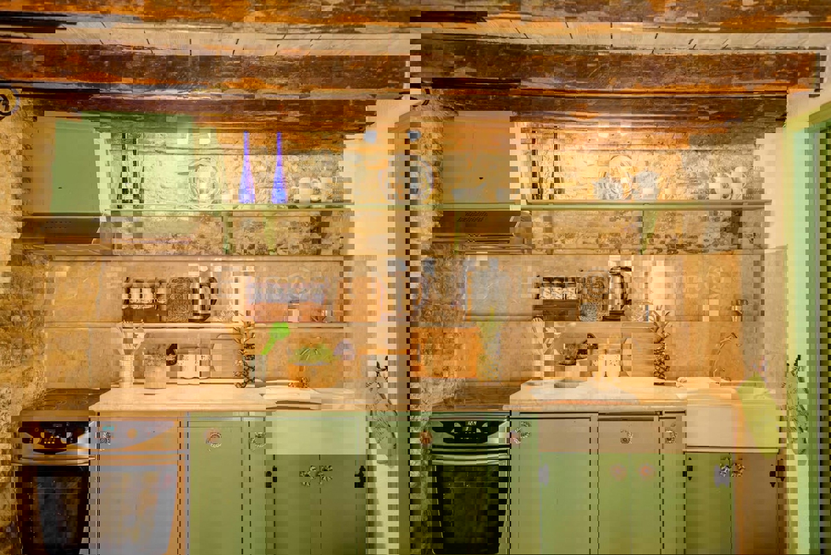 K. Sućurac, casa a schiera di 50 m2 nel centro del paese, a 50 m dal mare